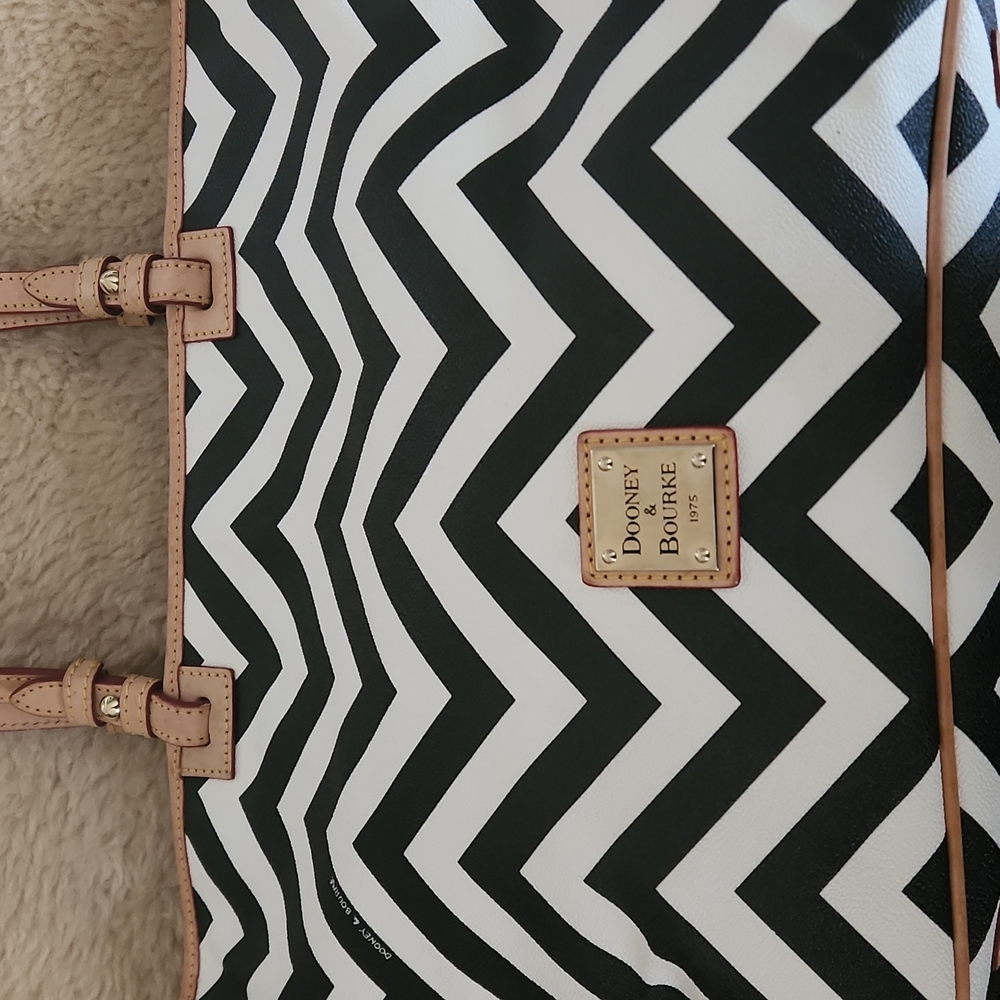 Super Sexy Dooney & Bourke Black & White Zig-Zag Large Tote 🤍🖤 - Picture 2 of 16
